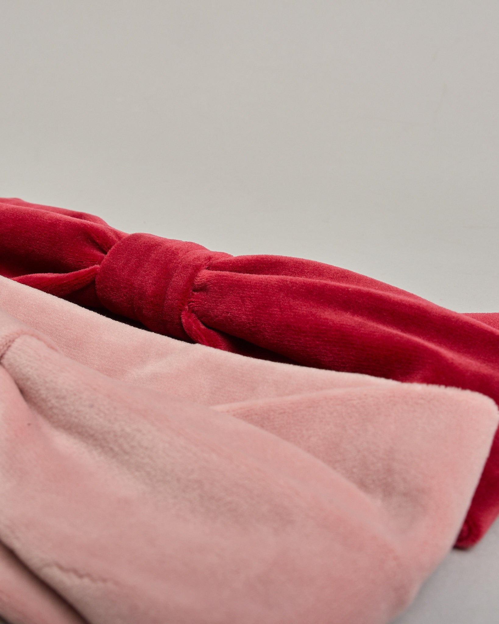 Rosa Stirnband aus Samt Stoff mit Klotendetail vorne. #2
