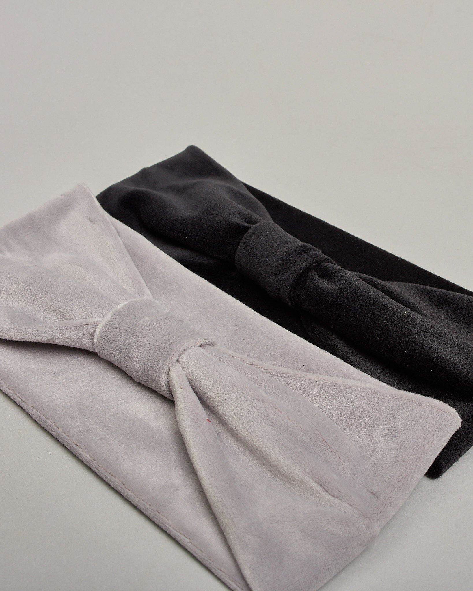Rosa Stirnband aus Samt Stoff mit Klotendetail vorne. #4