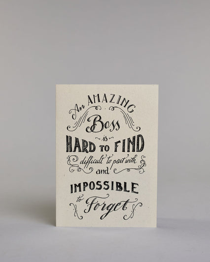 Karte für den Vorgesetzten/ die Vorgesetzte auf Englisch, mit dem Text ‚An amazing Boss is hard to find difficult to part with and impossible to forget‘. Aufgeteilt in folgende Zeilen: ‚An AMAZING‘, darunter ‚Boss‘ umgeben von kunstvollen Verzierungen, darunter ‚is‘, darunter ‚HARD TO FIND‘, darunter ‚difficult to part with‘ umgeben von kunstvollen Verzierungen, darunter ‚and‘, darunter ‚IMPOSSIBLE‘, darunter ‚to Forget‘ umgeben von kunstvollen Verzierungen in unterschiedlichen Kalligrafieaufschriften auf…