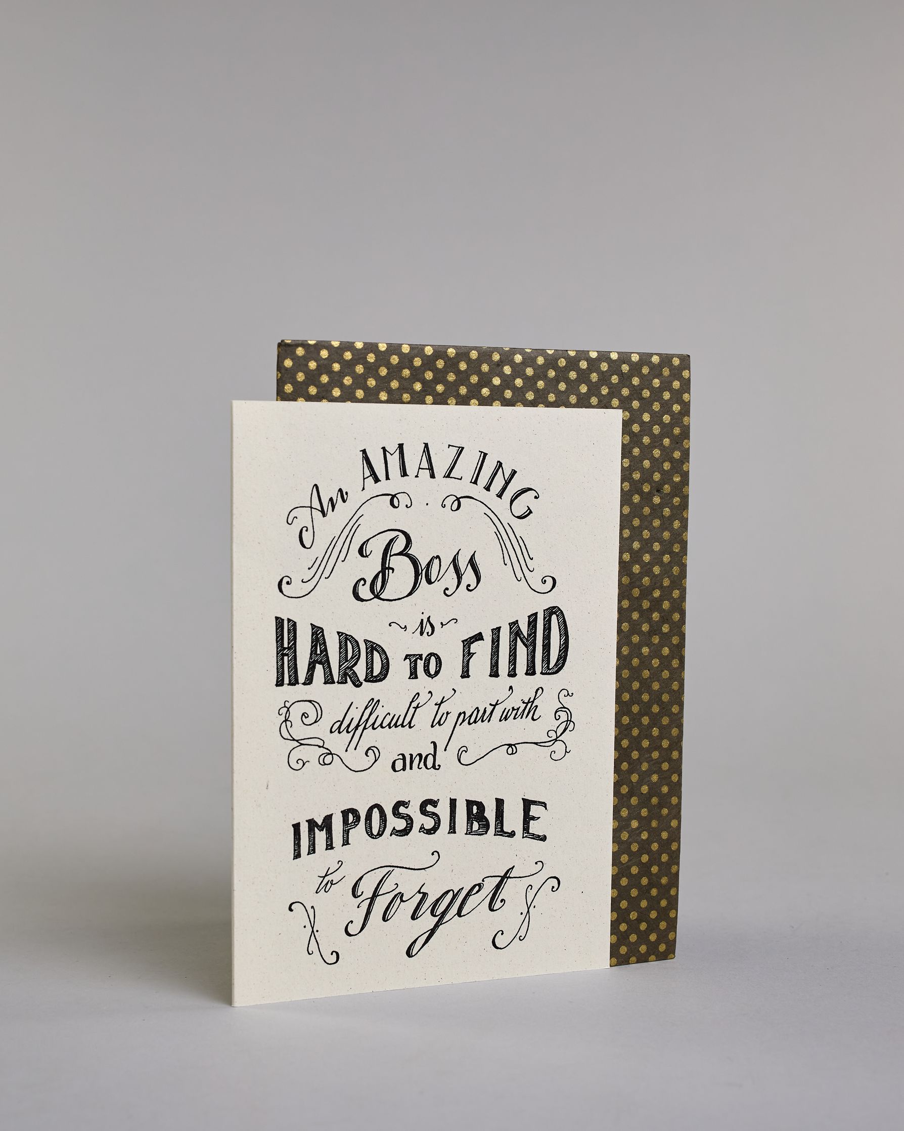 Karte für den Vorgesetzten/ die Vorgesetzte auf Englisch, mit dem Text ‚An amazing Boss is hard to find difficult to part with and impossible to forget‘. Aufgeteilt in folgende Zeilen: ‚An AMAZING‘, darunter ‚Boss‘ umgeben von kunstvollen Verzierungen, darunter ‚is‘, darunter ‚HARD TO FIND‘, darunter ‚difficult to part with‘ umgeben von kunstvollen Verzierungen, darunter ‚and‘, darunter ‚IMPOSSIBLE‘, darunter ‚to Forget‘ umgeben von kunstvollen Verzierungen in unterschiedlichen Kalligrafieaufschriften auf…