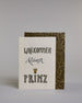 Glückwunschkarte zur Geburt mit der Aufschrift „Willkommen kleiner Prinz“ in schwarzer Kalligrafieaufschrift, wobei das Wort „Willkommen" und „Prinz“ mit goldfarbenen Details verziert ist. Über dem Wort „Prinz“ ist eine kleine goldene Krone abgebildet. Dazu ein grün-goldenes handgeschöpftes Kuvert. #2