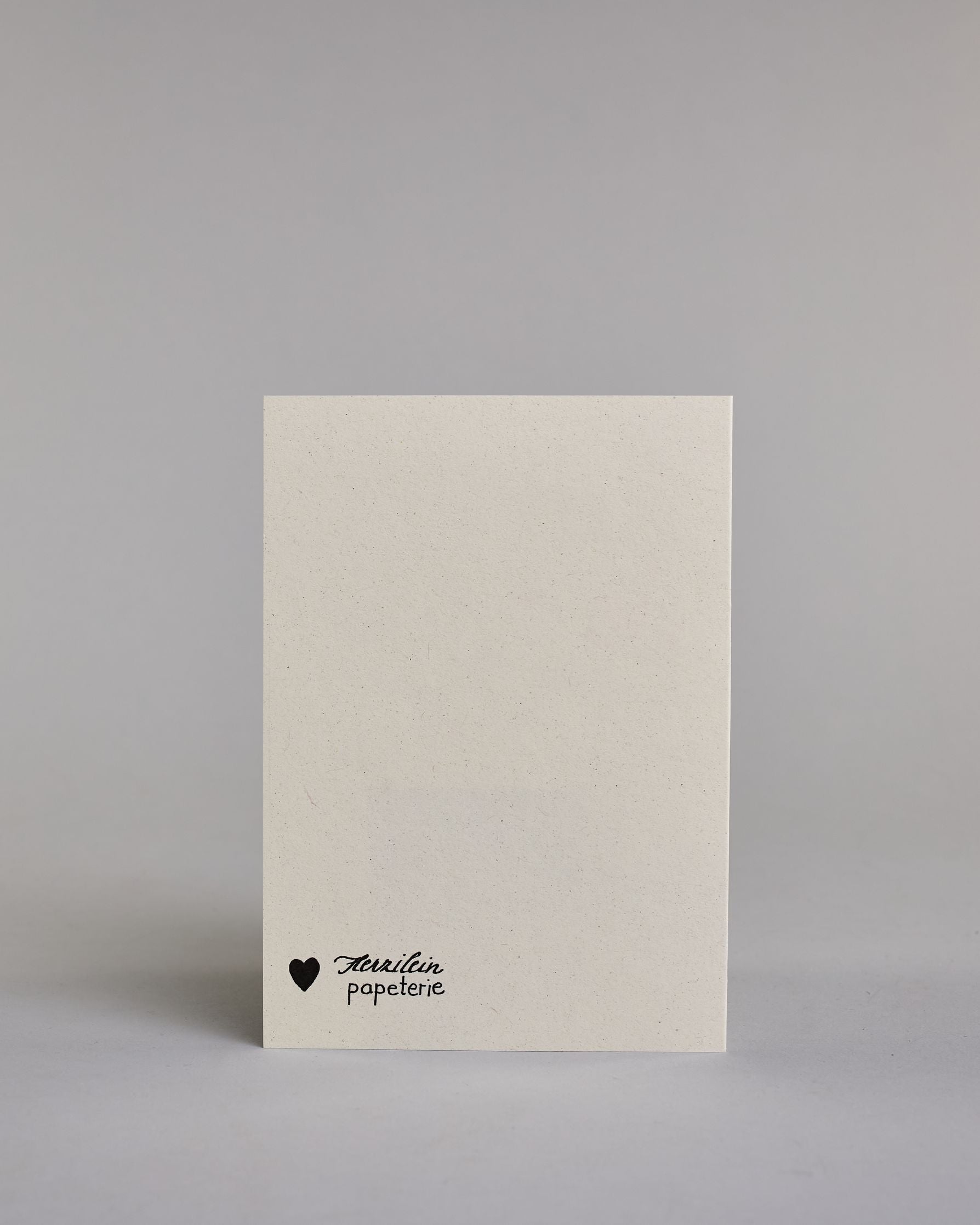 Glückwunschkarte zur Geburt mit der Aufschrift „Willkommen kleiner Prinz“ in schwarzer Kalligrafieaufschrift, wobei das Wort „Willkommen" und „Prinz“ mit goldfarbenen Details verziert ist. Über dem Wort „Prinz“ ist eine kleine goldene Krone abgebildet. Dazu ein grün-goldenes handgeschöpftes Kuvert. #4