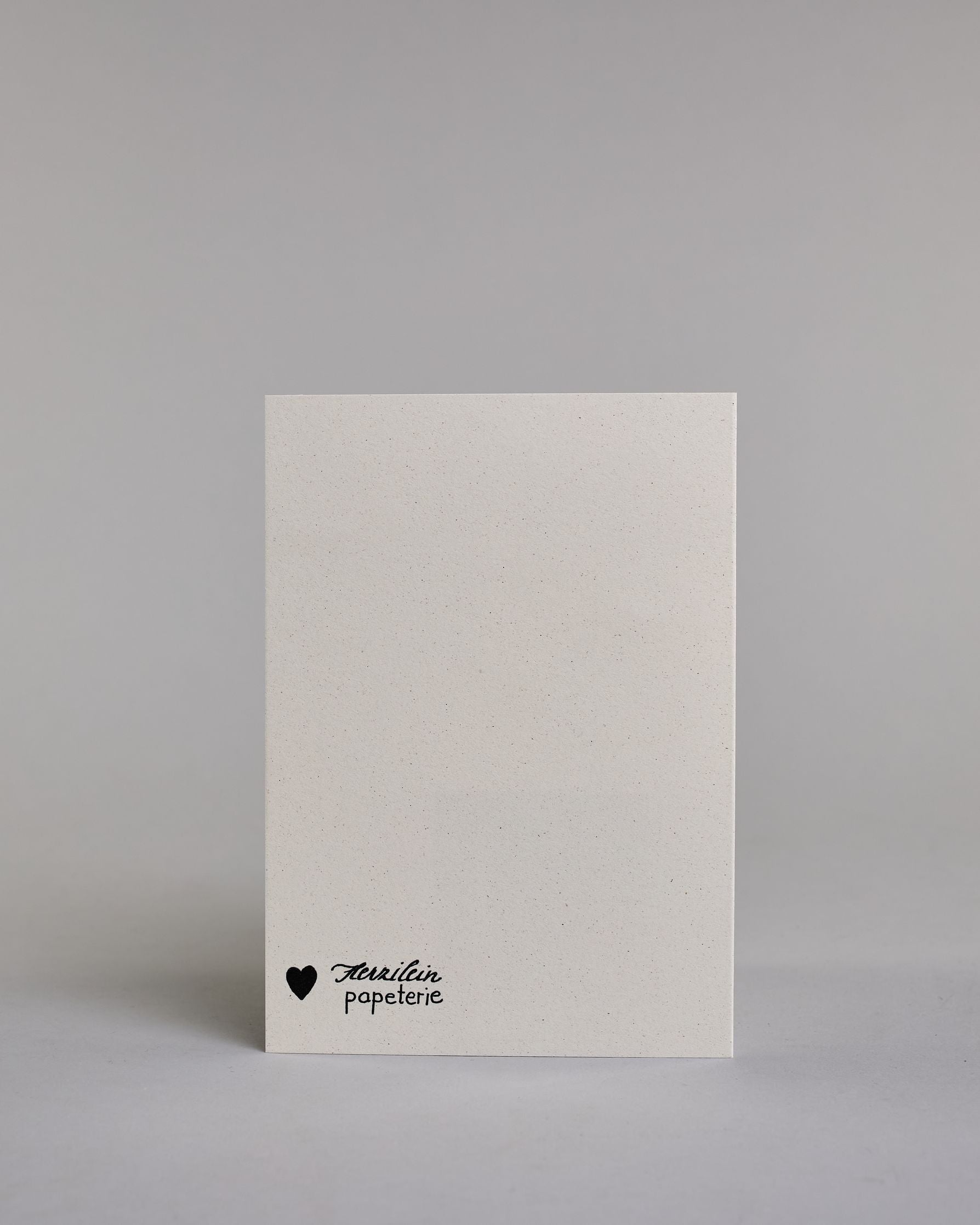 Glückwunschkarte zur Geburt mit der Aufschrift „Herzlich willkommen kleine Wunder“ in schwarzer Kalligrafieaufschrift, wobei in dem Wort „Herzlich" das "Herz" durch ein aufgeklebtes goldenes Herz ersetzt wurde. Das Wort „Wunder“ ist mit goldfarbenen Details verziert. Über dem Wort „Prinz“ ist eine kleine goldene Krone abgebildet. Dazu ein gold-weißes handgeschöpftes Kuvert. #4