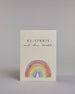 Glückwunschkarte zur Geburt mit der Aufschrift „Willkommen auf der Welt“ in schwarzer Handlettering-Schrift. Darunter ist ein bunter Regenbogen in Aquarelloptik mit den Farben Rot, Orange, Gelb, Grün, Blau und Lila abgebildet. Dazu ein beige-weißes handgeschöpftes Kuvert. #1