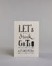 Karte in Englisch mit der Aufschrift „LET’s drink G&Ts till we’re weak in the knees“ in dekorativer schwarzer Handlettering-Schrift auf hellem Hintergrund. Die Zeilen setzten sich wiefolgt zusammen: "LET's" in gerader Schrift, darunter "drink" in geschwungener Schrift, darunte "G&Ts" in gerader Schrift, in der gleichen Zeile rechts daneben vertikal das "till" in einem Rahmen,  darunter "we're weak in the knees". Dazu ein grün-goldenes handgeschöpftes Kuvert. #1