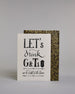 Karte in Englisch mit der Aufschrift „LET’s drink G&Ts till we’re weak in the knees“ in dekorativer schwarzer Handlettering-Schrift auf hellem Hintergrund. Die Zeilen setzten sich wiefolgt zusammen: "LET's" in gerader Schrift, darunter "drink" in geschwungener Schrift, darunte "G&Ts" in gerader Schrift, in der gleichen Zeile rechts daneben vertikal das "till" in einem Rahmen,  darunter "we're weak in the knees". Dazu ein grün-goldenes handgeschöpftes Kuvert. #2