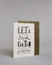 Karte in Englisch mit der Aufschrift „LET’s drink G&Ts till we’re weak in the knees“ in dekorativer schwarzer Handlettering-Schrift auf hellem Hintergrund. Die Zeilen setzten sich wiefolgt zusammen: "LET's" in gerader Schrift, darunter "drink" in geschwungener Schrift, darunte "G&Ts" in gerader Schrift, in der gleichen Zeile rechts daneben vertikal das "till" in einem Rahmen,  darunter "we're weak in the knees". Dazu ein grün-goldenes handgeschöpftes Kuvert. #3