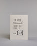 Karte mit der Aufschrift „Ein guter Freund kommt mit Plan B und Gin“ in schwarzer, variierender Handlettering-Schrift auf hellem Hintergrund. Die Zeilen setzten sich wiefolgt zusammen: "Ein guter" in gerader Schrift, darunter "Freund" in geschwungener Schrift, darunter "KOMMT MIT" in gerader Schrift, darunter "PLAN B" in gerader Schrift, darunter "und GIN". Dazu ein grün-goldenes handgeschöpftes Kuvert. #1