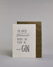 Karte mit der Aufschrift „Ein guter Freund kommt mit Plan B und Gin“ in schwarzer, variierender Handlettering-Schrift auf hellem Hintergrund. Die Zeilen setzten sich wiefolgt zusammen: "Ein guter" in gerader Schrift, darunter "Freund" in geschwungener Schrift, darunter "KOMMT MIT" in gerader Schrift, darunter "PLAN B" in gerader Schrift, darunter "und GIN". Dazu ein grün-goldenes handgeschöpftes Kuvert. #2