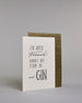 Karte mit der Aufschrift „Ein guter Freund kommt mit Plan B und Gin“ in schwarzer, variierender Handlettering-Schrift auf hellem Hintergrund. Die Zeilen setzten sich wiefolgt zusammen: "Ein guter" in gerader Schrift, darunter "Freund" in geschwungener Schrift, darunter "KOMMT MIT" in gerader Schrift, darunter "PLAN B" in gerader Schrift, darunter "und GIN". Dazu ein grün-goldenes handgeschöpftes Kuvert. #3