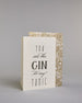 Karte in Englisch mit der Aufschrift „You are the Gin to my Tonic“ in schwarzer Handlettering-Schrift, wobei das Wort „GIN“ mit goldfarbenen Details hervorgehoben ist. Die Zeilen setzten sich wiefolgt zusammen: "YOU" in dünner gerader Schrift, darunte "are the" in geschwungener Schrift, darunter "GIN" in gerader Schrift, darunter "to my" in geschwungener,darunter "TONIC" wieder in dünner gerader Schrift auf hellem Hintergrund. Dazu ein weiß-goldenes Kuvert. #3