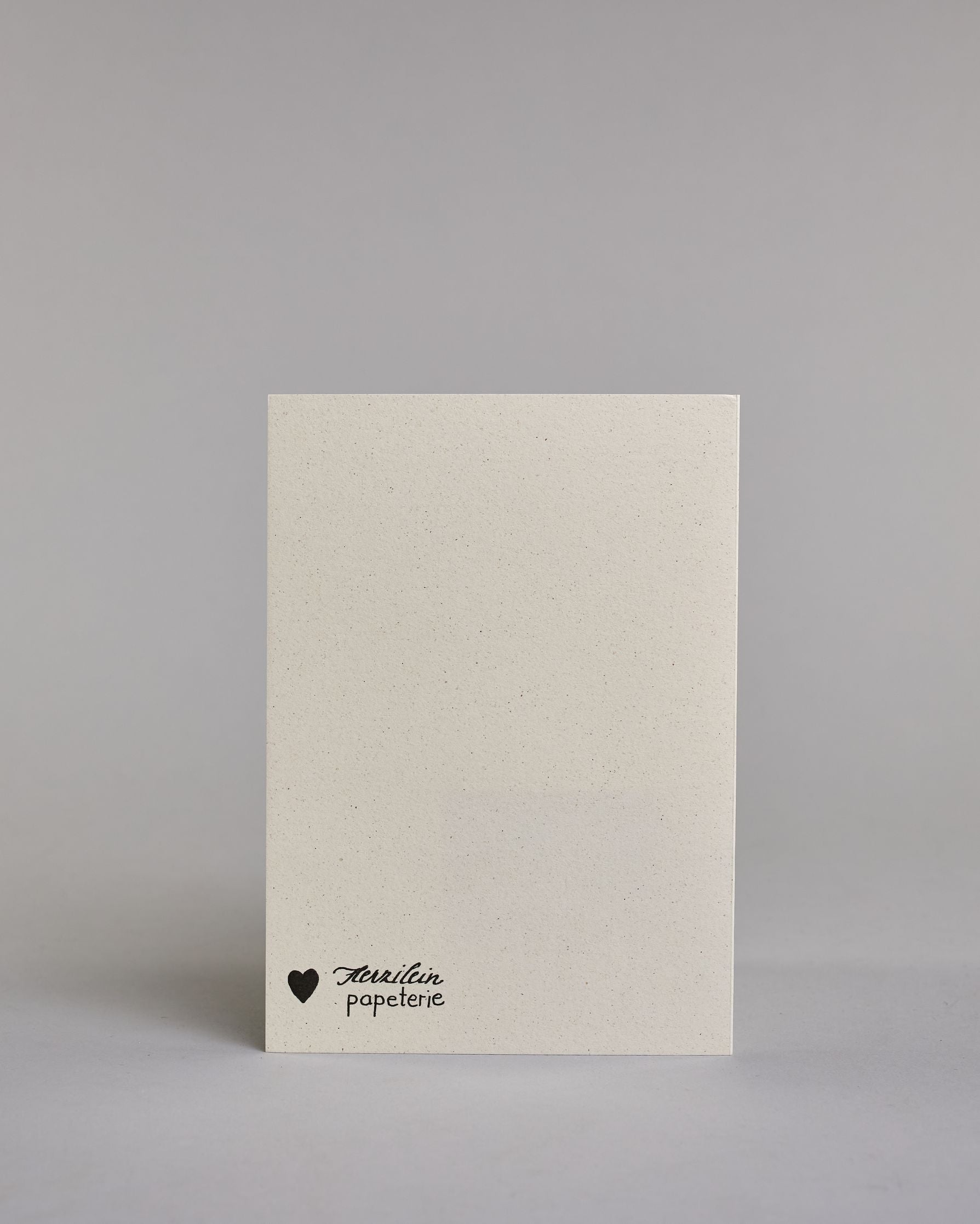 Karte in Englisch mit der Aufschrift „You are the Gin to my Tonic“ in schwarzer Handlettering-Schrift, wobei das Wort „GIN“ mit goldfarbenen Details hervorgehoben ist. Die Zeilen setzten sich wiefolgt zusammen: "YOU" in dünner gerader Schrift, darunte "are the" in geschwungener Schrift, darunter "GIN" in gerader Schrift, darunter "to my" in geschwungener,darunter "TONIC" wieder in dünner gerader Schrift auf hellem Hintergrund. Dazu ein weiß-goldenes Kuvert. #4