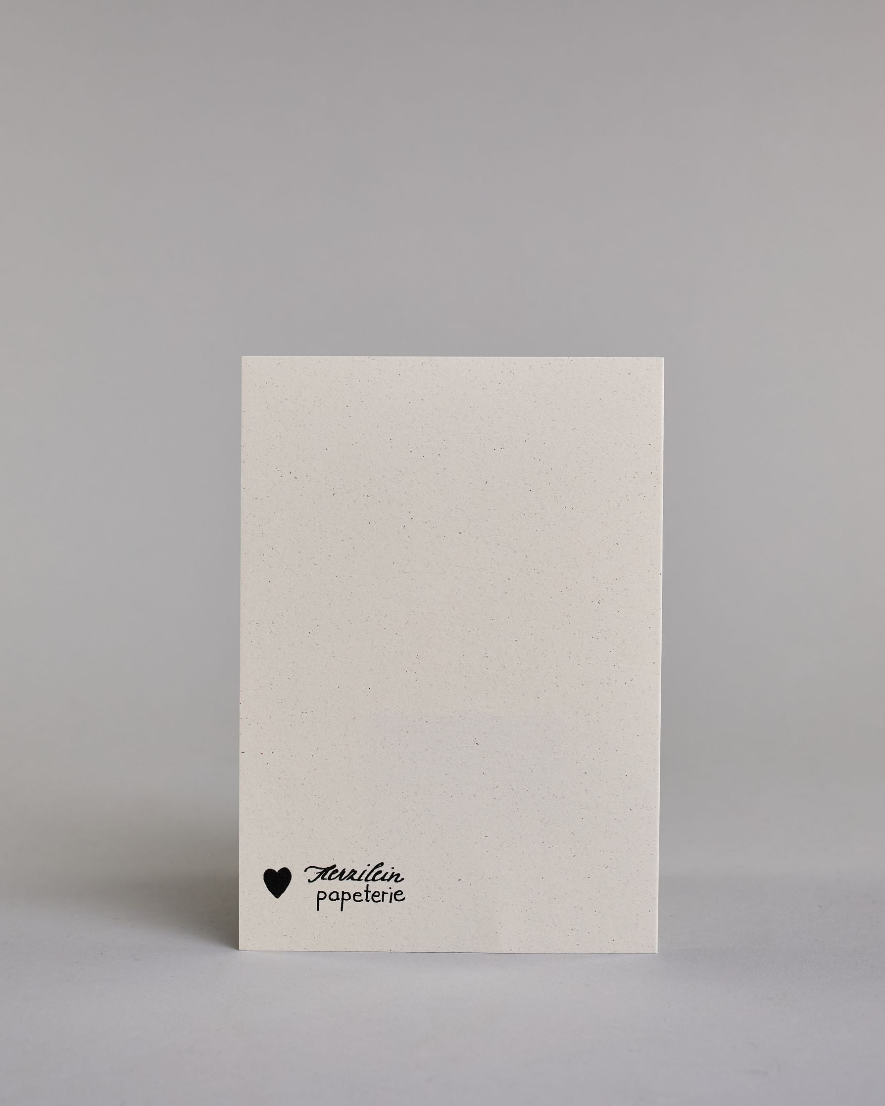 Karte in Englisch mit der Aufschrift „Don’t worry drink champagne“ in schwarzer Handlettering-Schrift. Daneben sind zwei angestoßene goldene verzierte Champagnergläser mit aufsteigenden Bläschen illustriert. Das "DON'T WORRY DRINK" ist auf drei untereinanderliegenden Zeilen in gerader und das "champagne" darunter in geschwungener Schrift auf hellem Hintergrund dargestellt. Dazu ein weiß-goldenes Kuvert. #4