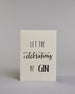 Karte in Englisch mit der Aufschrift „Let the celebrations be gin“ in schwarzer Handlettering-Schrift, wobei die Wörter „celebrations“ und „GIN“ mit goldfarbenen Akzenten hervorgehoben sind. Das "celebrations" steht in der mittleren der drei Zeilen und ist in geschwungener Kalligrafieaufschrift gemacht, während die Zeile darüber und darunter mit dem "LET THE" und "BE GIN"  in gerade Schrift auf hellem Hintergrund sind. Dazu ein grün-goldenes handgeschöpftes Kuvert. #1