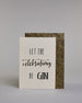 Karte in Englisch mit der Aufschrift „Let the celebrations be gin“ in schwarzer Handlettering-Schrift, wobei die Wörter „celebrations“ und „GIN“ mit goldfarbenen Akzenten hervorgehoben sind. Das "celebrations" steht in der mittleren der drei Zeilen und ist in geschwungener Kalligrafieaufschrift gemacht, während die Zeile darüber und darunter mit dem "LET THE" und "BE GIN"  in gerade Schrift auf hellem Hintergrund sind. Dazu ein grün-goldenes handgeschöpftes Kuvert. #2
