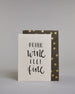 Karte in Englisch mit der Aufschrift „Drink wine feel fine“ in schwarzer Handlettering-Schrift, teils mit kleinen goldfarbenen Akzenten auf vier Zeilen mit jeweils immer einem Wort aufgeteilt und auf hellem Hintergrund. Dazu ein grün-goldenes handgeschöpftes Kuvert. #2