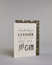 Karte in Englisch mit der Aufschrift „When life hands you lemons crack open the gin“ in schwarzer Handlettering-Schrift, wobei die Wörter „LEMONS“ und „THE GIN“ mit goldfarbenen Schattierungen hervorgehoben sind. Die oberen zwei Zeilen, "when life hands you" und "LEMONS" sind durch eine horizontale kalligrafische Linie von den unteren beiden Zeilen "CRACK OPEN" und "THE GIN" getrennt und auf hellem Hintergrund dargestellt. Dazu ein grün-goldenes handgeschöpftes Kuvert. #2