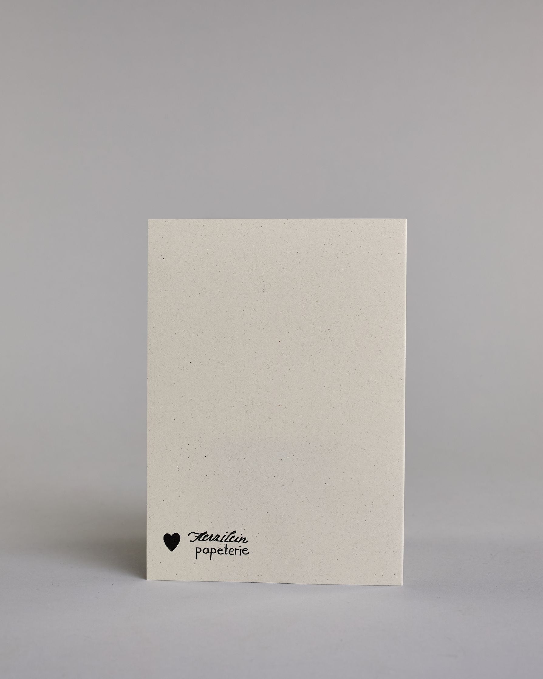 Karte mit der Aufschrift „Auf ins neue Abenteuer – Viel Glück, alles Gute“ in schwarzer Handlettering-Schrift. In der Mitte ist ein handgezeichnetes Schild in der Form eines Pfeiles der nach rechts weist, auf diesem befindet sich das Wort "Abenteuer", "AUF INS NEUE" steht darüber, "VIEL GLÜCK" und "alles Gute" darunter auf hellem Hintergrund. Dazu ein grün-goldenes handgeschöpftes Kuvert. #4