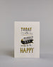 Karte in Englisch mit der Aufschrift „Today is the perfect day to be happy“ in dekorativer Handlettering-Schrift. Die Wörter „TODAY“, „PERFECT DAY“ und „HAPPY“ sind mit goldfarbenen Akzenten hervorgehoben. Ein schwarzes Bannerl ergänzet das Design, in diesem befindet sich das Wort "DAY", darunter ist ein nach rechts, zu den Wörtern "to be" zeigender Pfeil auf hellem Hintergrund. Dazu ein grün-goldenes handgeschöpftes Kuvert. #1