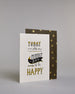 Karte in Englisch mit der Aufschrift „Today is the perfect day to be happy“ in dekorativer Handlettering-Schrift. Die Wörter „TODAY“, „PERFECT DAY“ und „HAPPY“ sind mit goldfarbenen Akzenten hervorgehoben. Ein schwarzes Bannerl ergänzet das Design, in diesem befindet sich das Wort "DAY", darunter ist ein nach rechts, zu den Wörtern "to be" zeigender Pfeil auf hellem Hintergrund. Dazu ein grün-goldenes handgeschöpftes Kuvert. #3