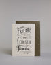 Karte in Englisch mit der Aufschrift „Friends become our chosen family“ in schwarzer Handlettering-Schrift auf hellem Hintergrund. Kleine dekorative Elemente wie Linien, Zweige und Schnörkel verzieren den Text. Dazu ein grün-goldenes handgeschöpftes Kuvert. #2