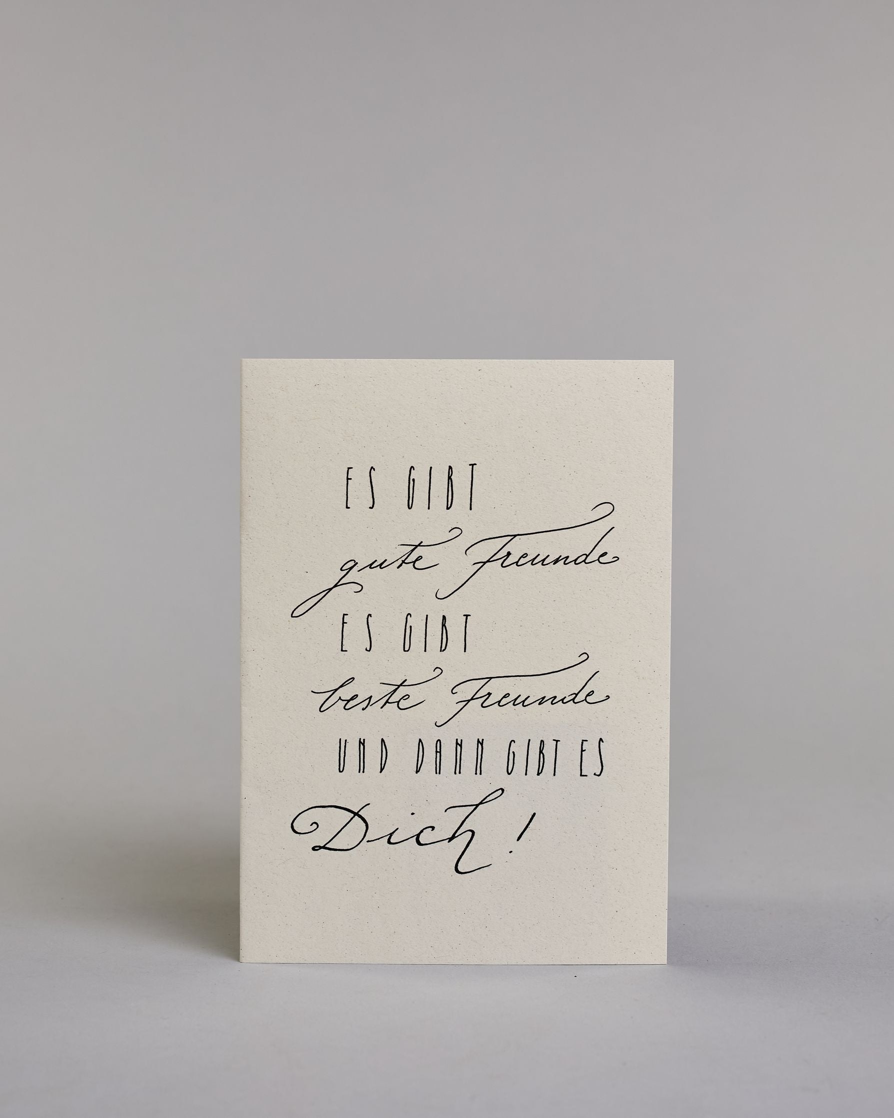 Karte mit der Aufschrift „Es gibt gute Freunde, es gibt beste Freunde und dann gibt es Dich!“ in schwarzer Handlettering-Schrift auf hellem Hintergrund. Dazu ein grün-goldenes handgeschöpftes Kuvert. #1