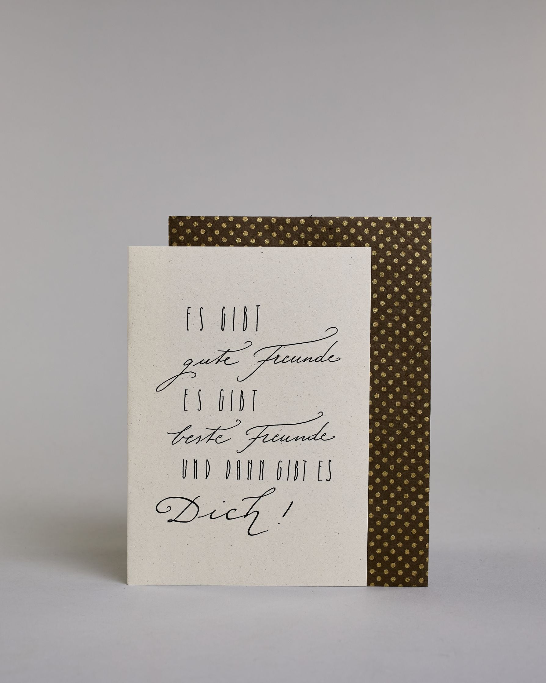 Karte mit der Aufschrift „Es gibt gute Freunde, es gibt beste Freunde und dann gibt es Dich!“ in schwarzer Handlettering-Schrift auf hellem Hintergrund. Dazu ein grün-goldenes handgeschöpftes Kuvert. #2