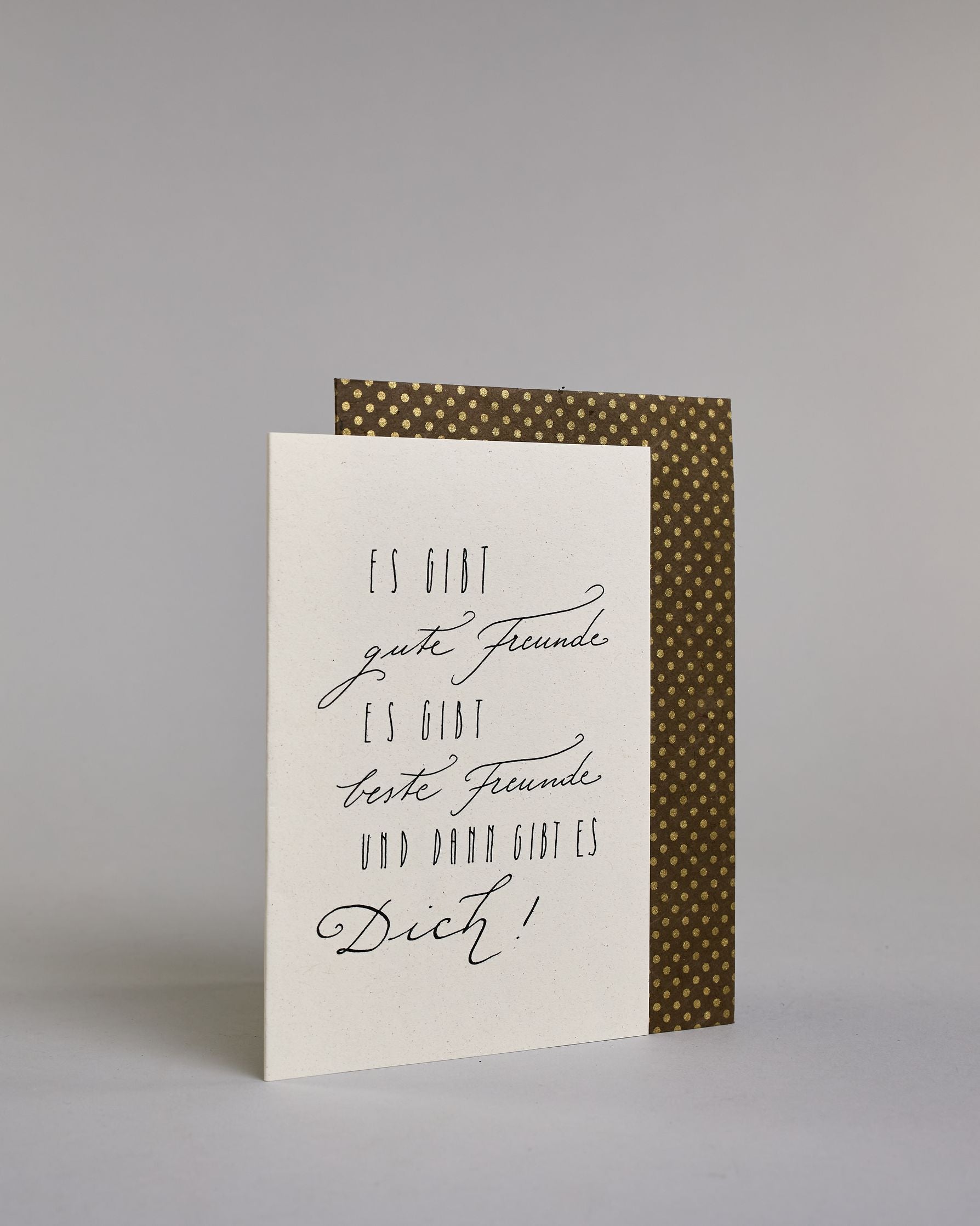 Karte mit der Aufschrift „Es gibt gute Freunde, es gibt beste Freunde und dann gibt es Dich!“ in schwarzer Handlettering-Schrift auf hellem Hintergrund. Dazu ein grün-goldenes handgeschöpftes Kuvert. #3