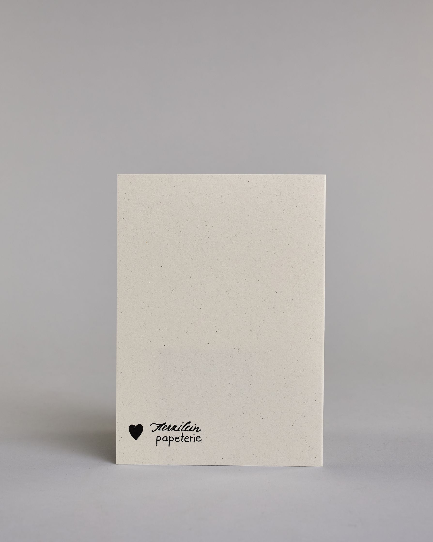 Karte mit der Aufschrift „Es gibt gute Freunde, es gibt beste Freunde und dann gibt es Dich!“ in schwarzer Handlettering-Schrift auf hellem Hintergrund. Dazu ein grün-goldenes handgeschöpftes Kuvert. #4