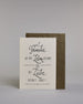 Karte mit der Aufschrift „Familie wo das Leben beginnt & die Liebe niemals endet!“ in schwarzer Handlettering-Schrift auf hellem Hintergrund. Feine Linienornamente rahmen den Text dekorativ ein. Das Design ist schlicht und elegant. Herausgehoben sind die Wörter "Familie", "Leben" und "Liebe". Dazu ein grün-goldenes handgeschöpftes Kuvert. #2