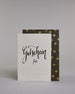 Gutschein-Karte mit der Aufschrift „Gutschein für …“ in schwarzer Handlettering-Schrift. Darunter befinden sich gepunktete Linien zum individuellen Ausfüllen auf hellem Hintergrund. Dazu ein grün-goldenes handgeschöpftes Kuvert. #2