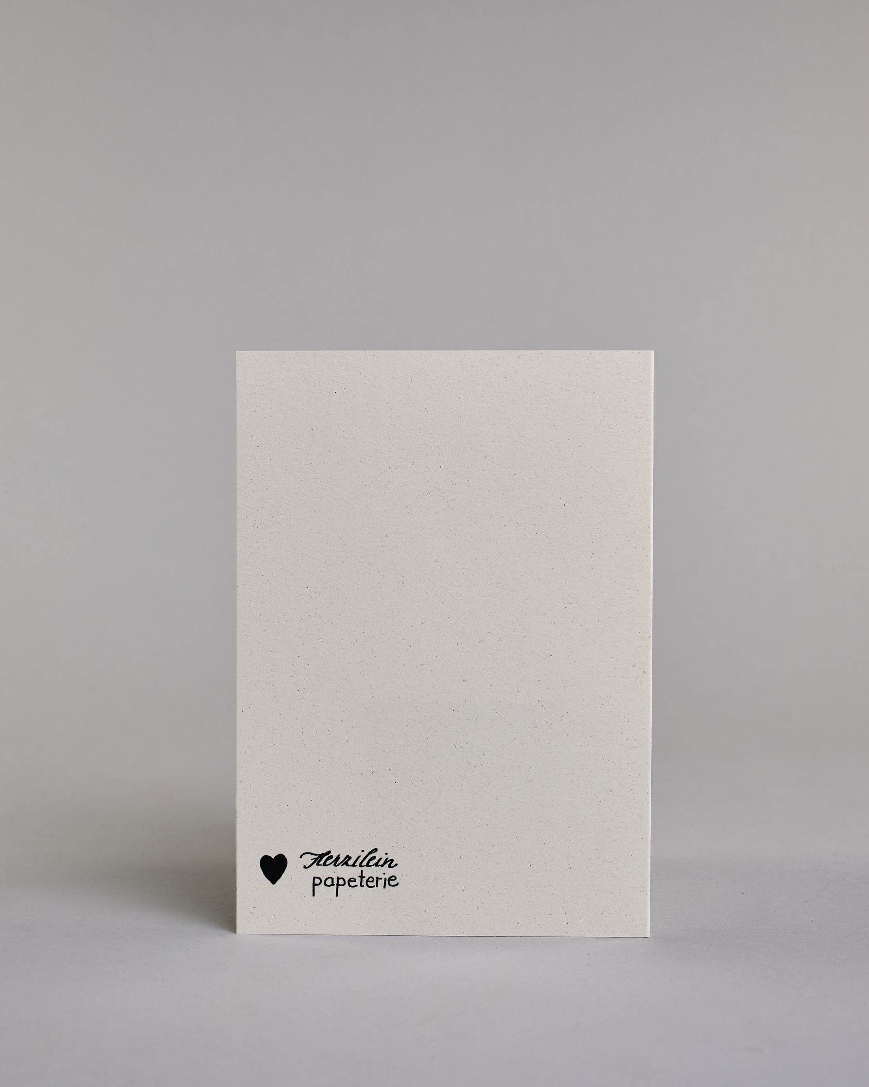 Gutschein-Karte mit der Aufschrift „Gutschein für …“ in schwarzer Handlettering-Schrift. Darunter befinden sich gepunktete Linien zum individuellen Ausfüllen auf hellem Hintergrund. Dazu ein grün-goldenes handgeschöpftes Kuvert. #4