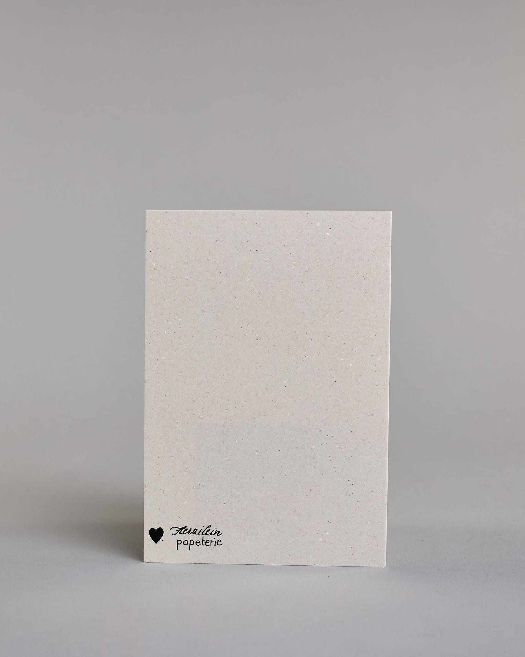 Karte mit der Aufschrift „Adventure is calling Good luck“ in schwarzer Kalligrafieaufschrift. In der Mitte ist eine detailreich gezeichnete Kompass-Illustration mit goldenem Rand und goldener Nadel abgebildet, die Innenseite des Kompasses ist hellblau und die Karte selbst bildet einen hellen Hintergrund. Dazu ein grün-goldenes handgeschöpftes Kuvert. #4