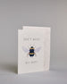 Karte auf Englisch mit der Aufschrift „Don’t worry Bee happy“ in schwarzer Schrift auf hellem Hintergrund. In der Mitte ist eine detailreich gezeichnete Biene mit gelb-schwarzem Körper und durchscheinenden Flügeln abgebildet. Dazu ein weißes handgeschöpftes Kuvert. #3