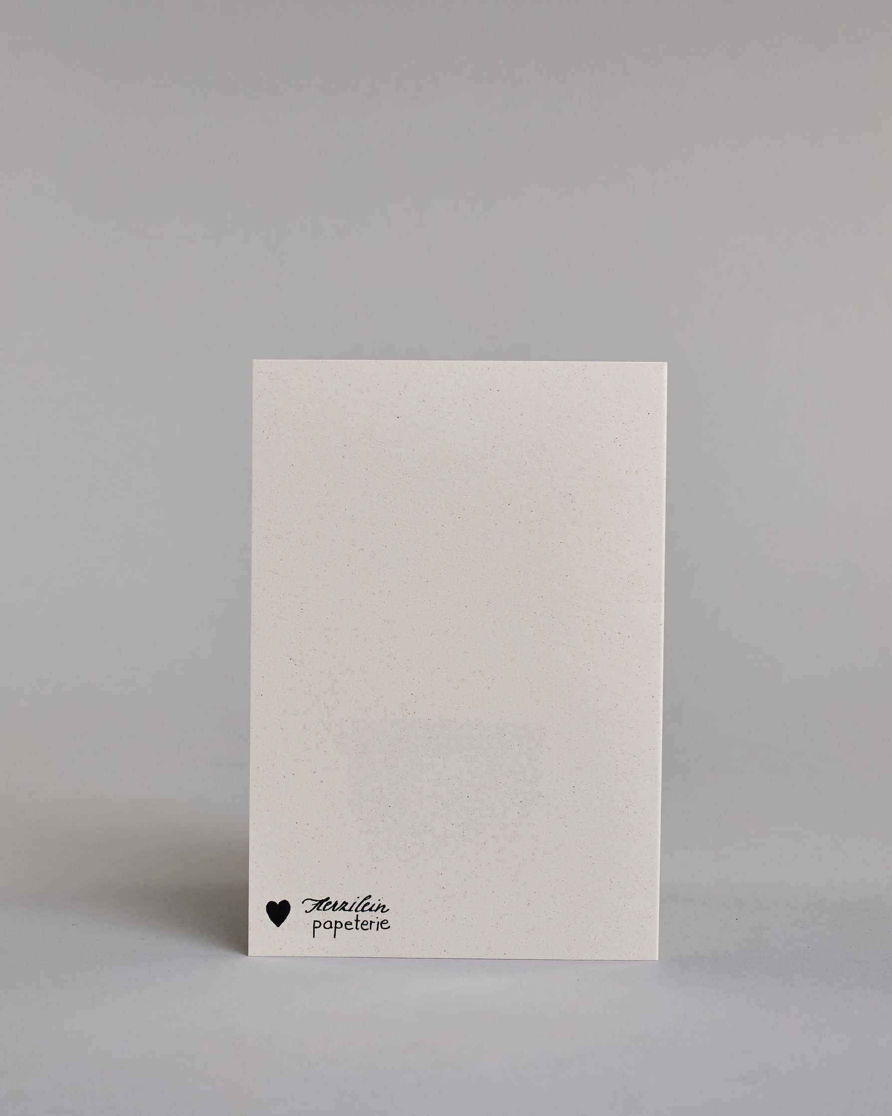 Karte auf Englisch mit der Aufschrift „Don’t worry Bee happy“ in schwarzer Schrift auf hellem Hintergrund. In der Mitte ist eine detailreich gezeichnete Biene mit gelb-schwarzem Körper und durchscheinenden Flügeln abgebildet. Dazu ein weißes handgeschöpftes Kuvert. #4