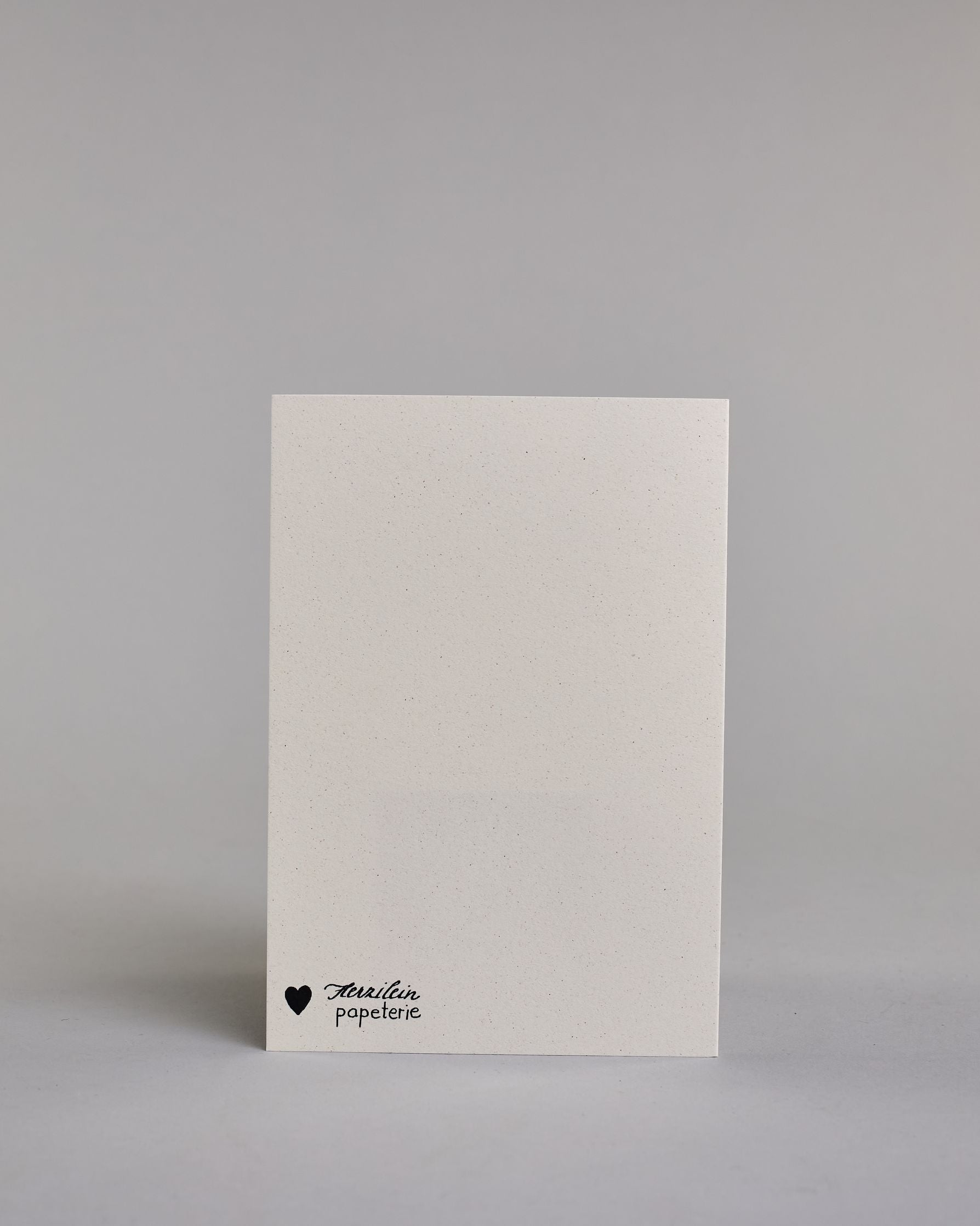 Karte in Englisch mit der Aufschrift „Be unique“ in schwarzer Schrift auf hellem Hintergrund. Darunter ist ein Zebra abgebildet, das auffällig rote High Heels trägt. Dazu ein rot-weißes handgeschöpftes Kuvert. #4