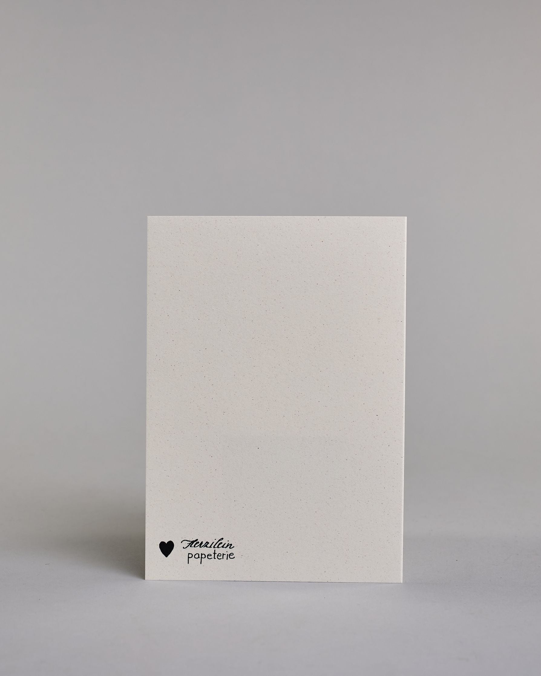 Karte mit der Aufschrift „I am so freaking proud of you“ in schwarzer Schrift auf hellem Hintergrund. Darunter ist ein bunter Regenbogen in Aquarelloptik mit den Farben Rot, Rosa, Orange, Gelb, Grün und Blau abgebildet. Dazu ein weißes handgeschöpftes Kuvert. #4