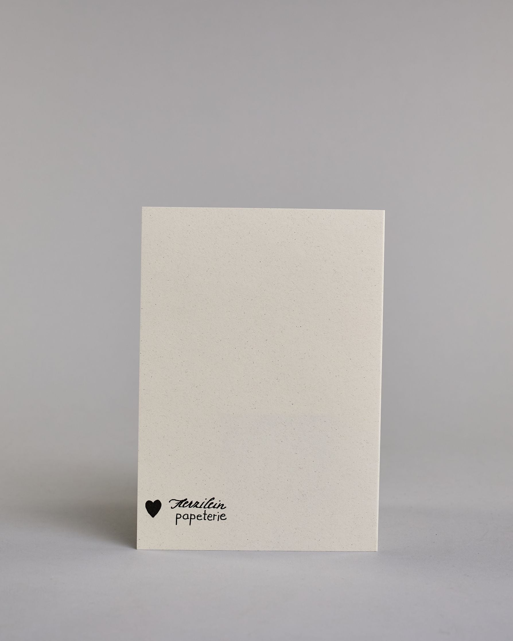 Glückwunschkarte zum Geburtstag mit schwarzer Kalligrafieaufschrift "Viel Geburtstag zum Glück". Das Wortspiel ist auf vier Zeilen aufgeteilt, welche jeweils immer ein Wort beinhalten. Die Schrift ist eine große geschwungene Schreibschrift mit Goldakzenten auf hellem Hintergrund. Dazu ein grün-goldenes handgeschöpftes Kuvert. #4