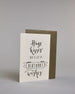Glückwunschkarte auf Englisch zum Geburtstag mit der Aufschrift "Hugs kisses and a lot of BIRTHDAY wishes" in schwarzer Schrift auf hellem Hintergrund. Die ersten zwei Zeilen, welche jeweils das Wort "Hugs" und "kisses" beinhaltet sind in der gleichen etwas dickeren schwarzen Schreibschrift gestaltet, darunter "AND A LOT OF" in einer dünnen geraden Schrift, darunter das Wort "BIRTHDAY" ist in dünn geschriebenen Großbuchstaben in einem gezeichneten Banner hervorgehoben, darunter dann noch in der gleichen Sc…