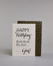 Glückwunschkarte auf Englisch zum Geburtstag mit der Aufschrift "Happy birthday blah blah blah ...gin!" in schwarzer, goldakzentuierter Schrift auf hellem Hintergrund. Die Zeilen sind wiefolgt aufgeteilt: "HAPPY", darunter "birthday" beides in eher dickerer Schrift, darunter "BLAH BLAH", darunter "BLAH..." beide Zeilen in dünner gerader Kalligrafieschrift,  darunter "...Gin!" wie in geschwungener dickeren Schrift. Dazu ein grün-goldenes handgeschöpftes Kuvert. #2