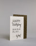 Glückwunschkarte auf Englisch zum Geburtstag mit der Aufschrift "Happy birthday blah blah blah ...gin!" in schwarzer, goldakzentuierter Schrift auf hellem Hintergrund. Die Zeilen sind wiefolgt aufgeteilt: "HAPPY", darunter "birthday" beides in eher dickerer Schrift, darunter "BLAH BLAH", darunter "BLAH..." beide Zeilen in dünner gerader Kalligrafieschrift,  darunter "...Gin!" wie in geschwungener dickeren Schrift. Dazu ein grün-goldenes handgeschöpftes Kuvert. #3