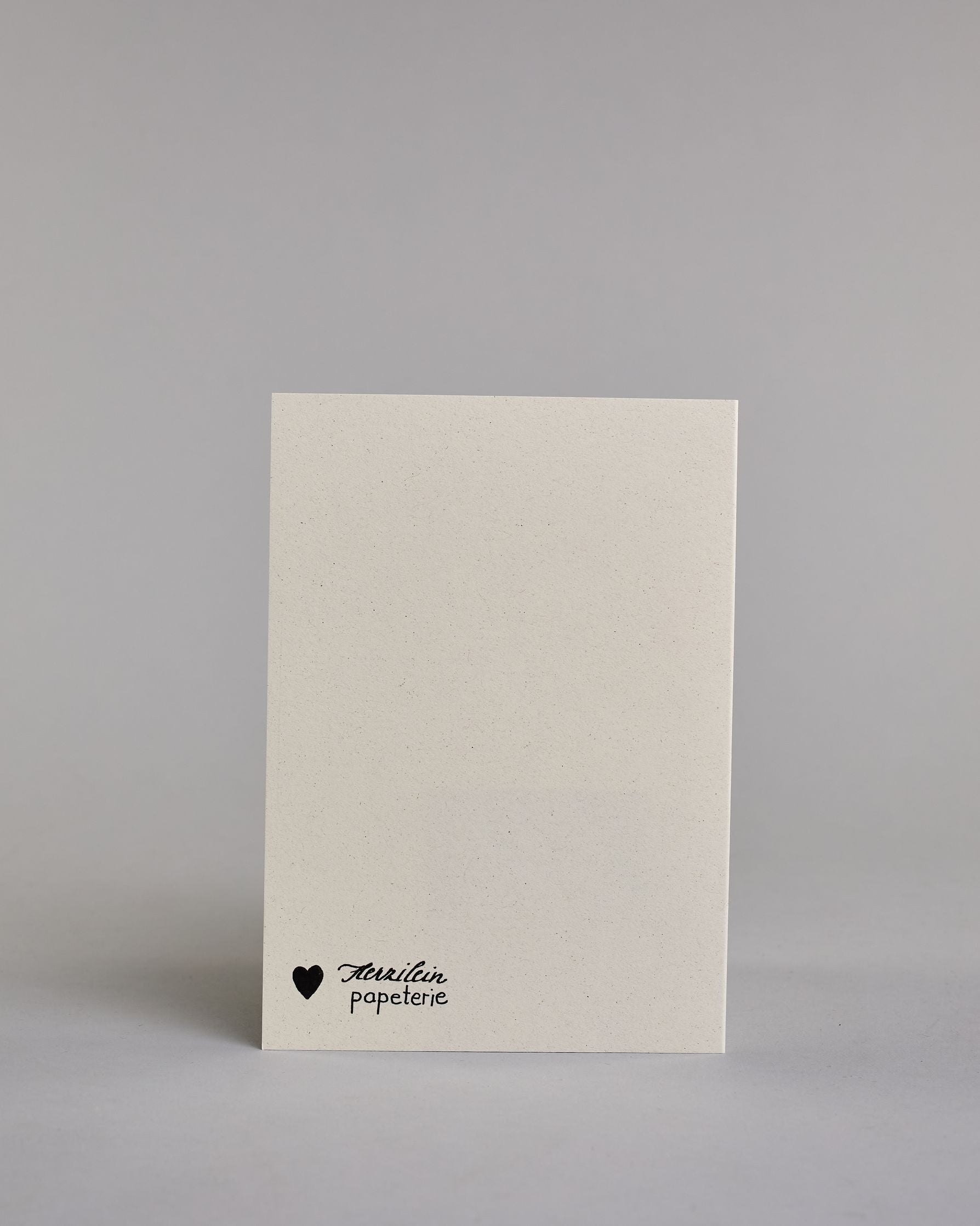 Glückwunschkarte auf Englisch zum Geburtstag mit schwarzer Kalligrafieaufschrift "Birthday Queen", mit einer prunkvollen goldenen und goldglitzernden Krone. Der Text ist übereinander geschrieben mit einer horizontalen goldverzierten Linie dazwischen. Das "Birthday" ist in Blockbuchstaben und das "Queen" in geschwungener Schreibschrift auf hellem Hintergrund. Dazu ein grün-goldenes handgeschöpftes Kuvert. #4