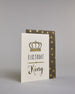 Glückwunschkarte auf Englisch zum Geburtstag mit schwarzer Kalligrafieaufschrift "Birthday King", mit einer prunkvollen goldenen und goldglitzernden Krone. Der Text ist übereinander geschrieben mit einer horizontalen goldverzierten Linie dazwischen. Das "Birthday" ist in Blockbuchstaben und das "King" in geschwungener Schreibschrift auf hellem Hintergrund. Dazu ein grün-goldenes handgeschöpftes Kuvert. #3