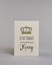 Glückwunschkarte auf Englisch zum Geburtstag mit schwarzer Kalligrafieaufschrift "Birthday King", mit einer prunkvollen goldenen und goldglitzernden Krone. Der Text ist übereinander geschrieben mit einer horizontalen goldverzierten Linie dazwischen. Das "Birthday" ist in Blockbuchstaben und das "King" in geschwungener Schreibschrift auf hellem Hintergrund. Dazu ein grün-goldenes handgeschöpftes Kuvert. #1