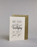 Glückwunschkarte auf Englisch zum Geburtstag mit schwarzer Kalligrafieaufschrift "Good Friends remember your brithday but forget your age" auf hellem Hintergrund. Die Zeilen sind wiefolgt aufgeteilt: "GOOD FRIENDS" in dünner gerader Kallirafieschrift, darunter "remember your" in dünner geschwungener Schreibschrift, darunter "birthday" in dicker geschwungenen Schreibschrift, darunter "but forget" in dünner, gerader Kalligrafieschrift, darunter eine horizontale verspielte Trennlinie, darunter "your age" in g…