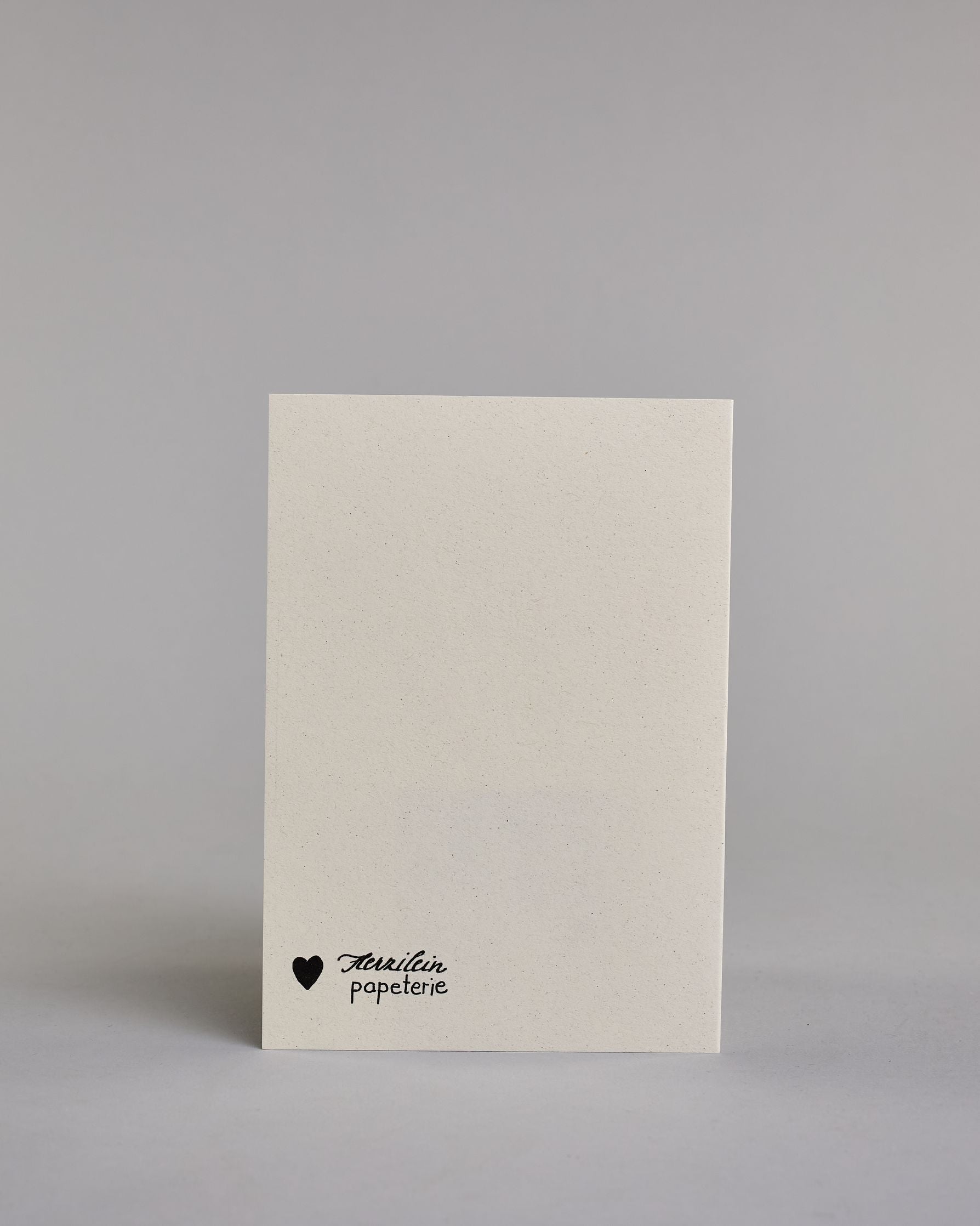 Glückwunschkarte zum Geburtstag mit schwarzer Kalligrafieaufschrift "Einen wundervollen tollen Geburtstag" mit Kerzen über dem Text auf hellem Hintergrund. Die auf vier Zeilen aufgeteilt mit immer jeweils einem Wort. Über den Kerzen sind goldglitzernde Funken abgebildet und das Wort "tollen" befindet sich in einem gezeichnetetn Banner. Dazu ein grün-goldenes handgeschöpftes Kuvert. #4