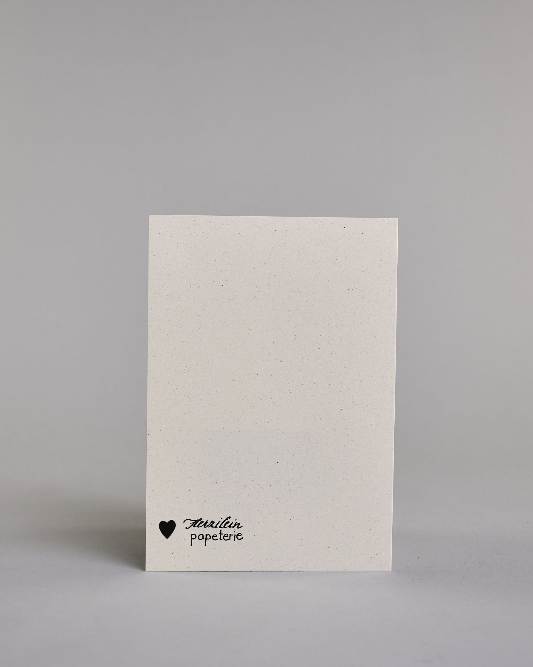 Glückwunschkarte zum Geburtstag mit schwarzer Kalligrafieaufschrift "vierzig Glückwunsch" auf hellem Hintergrund. Die ausgeschriebene Zahl ist leicht aufsteigend in geschwungener, goldverzierter Schreibschrift gestaltet und das Wort "GLÜCKWUNSCH" darunter leicht nach rechts versetzte ist in dünner, gerader Kalligrafieschrift geschrieben. Dazu ein gold-weißes handgeschöpftes Kuvert. #4