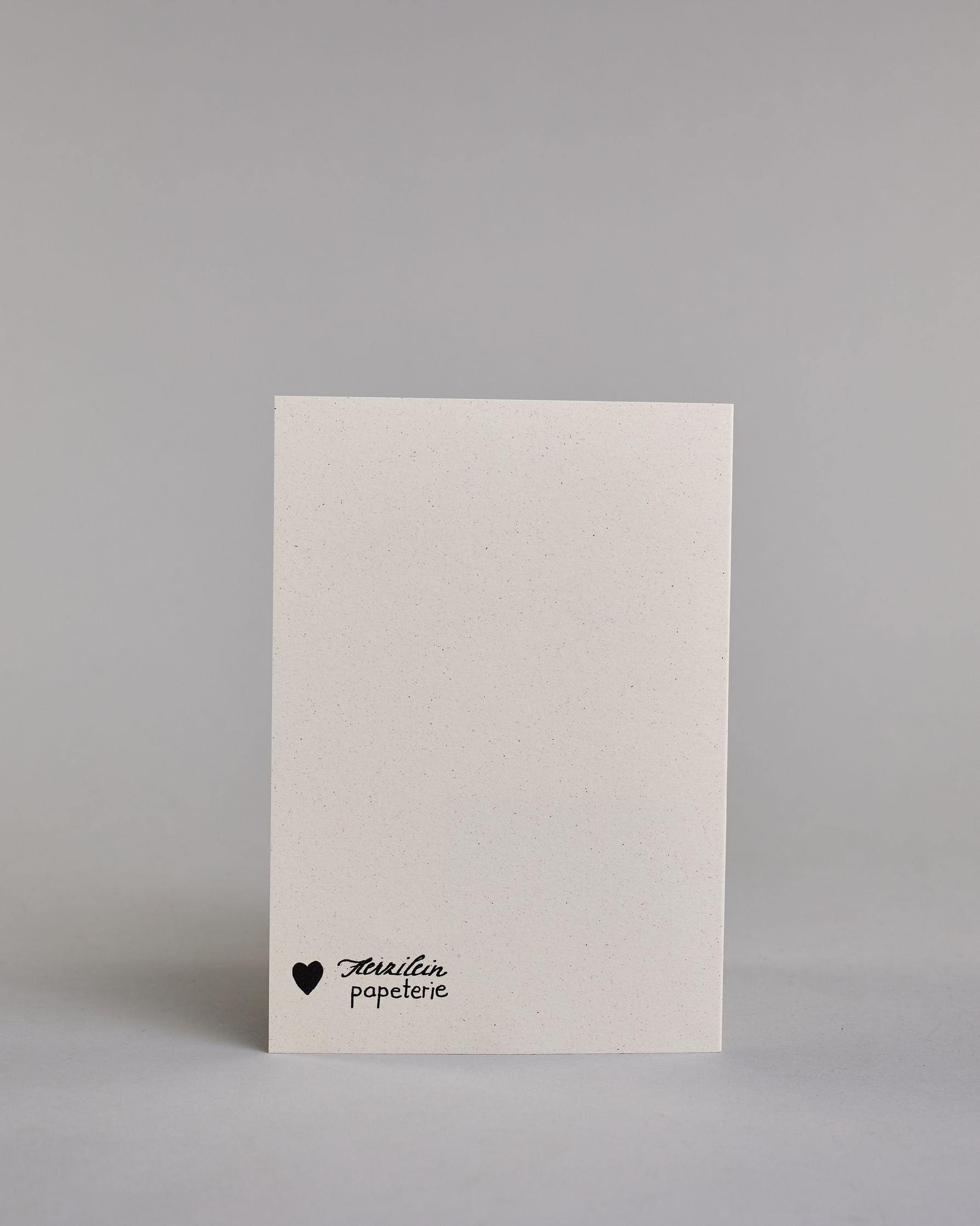 Glückwunschkarte zum Geburtstag mit schwarzer Kalligrafieaufschrift "fünfzig Glückwunsch" auf hellem Hintergrund. Die ausgeschriebene Zahl ist leicht aufsteigend in geschwungener, goldverzierter Schreibschrift gestaltet und das Wort "GLÜCKWUNSCH" darunter leicht nach rechts versetzte ist in dünner, gerader Kalligrafieschrift geschrieben. Dazu ein weiß-goldenes handgeschöpftes Kuvert. #4