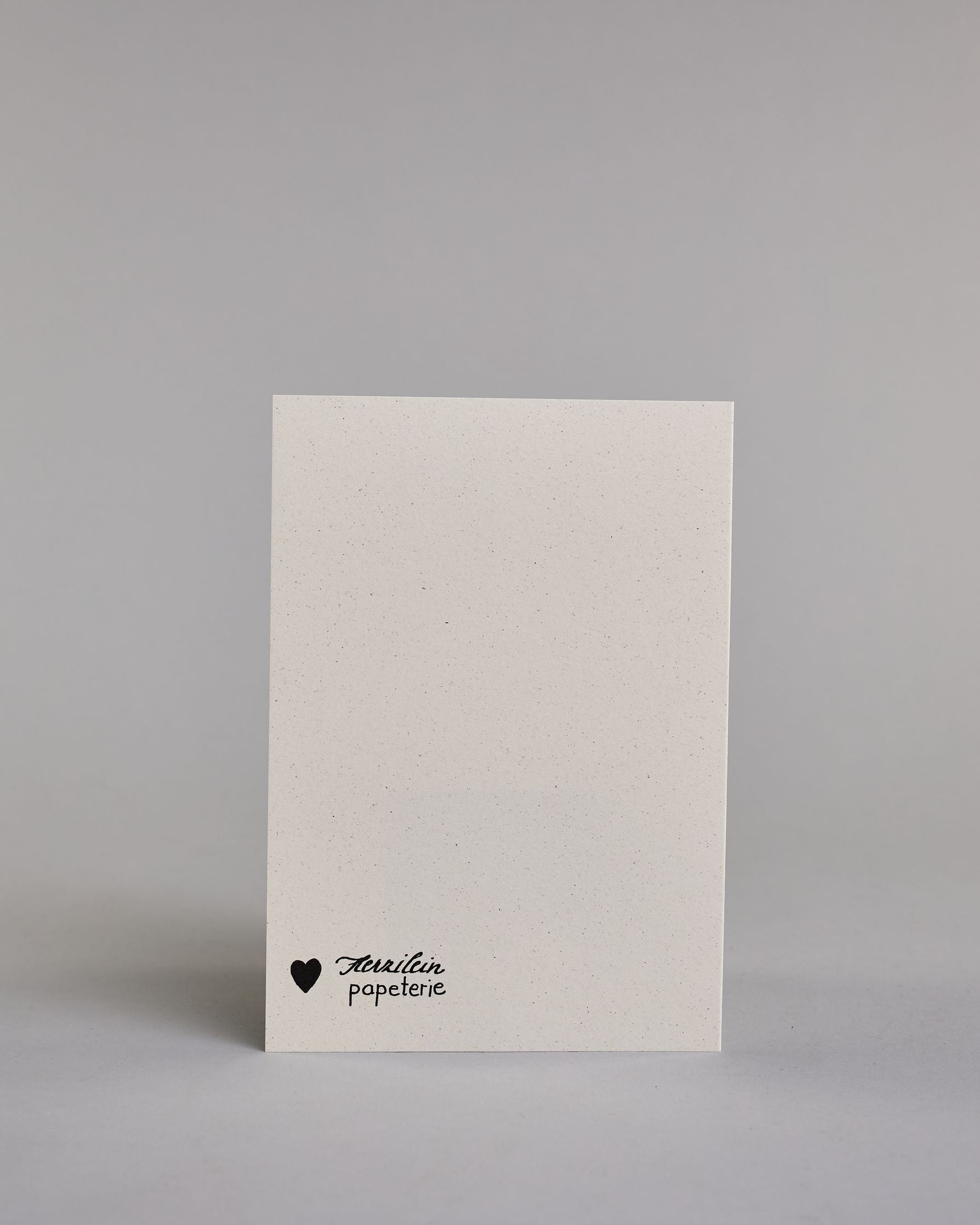 Glückwunschkarte zum Geburtstag mit schwarzer Kalligrafieaufschrift "sechzig Glückwunsch" auf hellem Hintergrund. Die ausgeschriebene Zahl ist leicht aufsteigend in geschwungener, goldverzierter Schreibschrift gestaltet und das Wort "GLÜCKWUNSCH" darunter leicht nach rechts versetzte ist in dünner, gerader Kalligrafieschrift geschrieben. Dazu ein weiß-goldenes handgeschöpftes Kuvert. #4