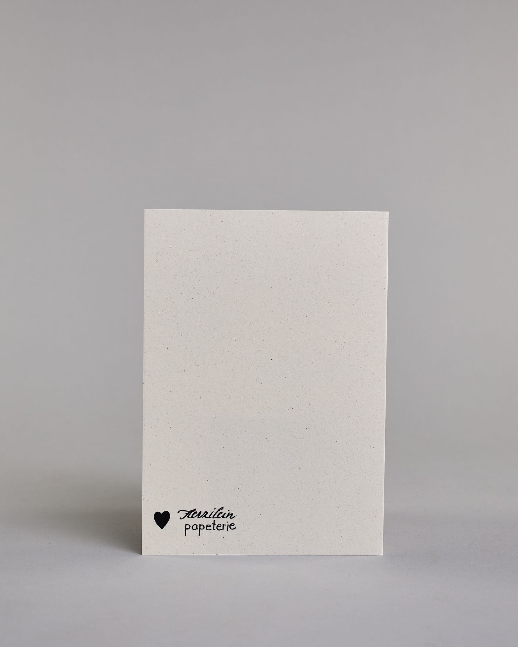 Glückwunschkarte auf Englisch zum Geburtstag mit schwarzer Kalligrafieaufschrift "you are the cherry on top happy birthday", mit einer mit gezeichneten mit sechs Kirschen besetzten Torte auf hellem Hintergrund. Der Text ist auf zwei Zeilen aufgeteilt. Oben steht in dünner gerader Kalligrafieschrift "YOU ARE THE CHERRY ON TOP", darunter "happy birthday" in geschwungener Handschrift und darunter ist der Kuchen der aus drei braun gebackenen Schicken besteht, mit jeweils einer weißen Cremeschicht dazwischen un…